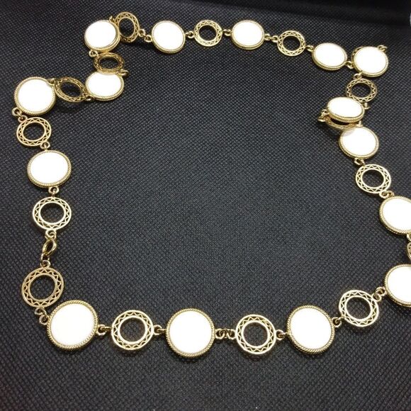 White disc shell cameo necklace - Picture 1 of 3